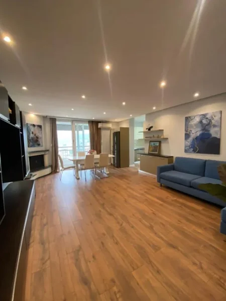 Tirane, jepet me qera apartament 2+1 , 125 m² (Ekspozita)