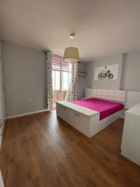 Tirane, jepet me qera apartament 2+1 , 125 m² (Ekspozita)