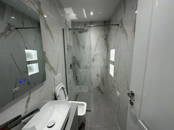 Tirane, jepet me qera apartament duplex 2+1+Ballkon , 100 m² (Qendër)