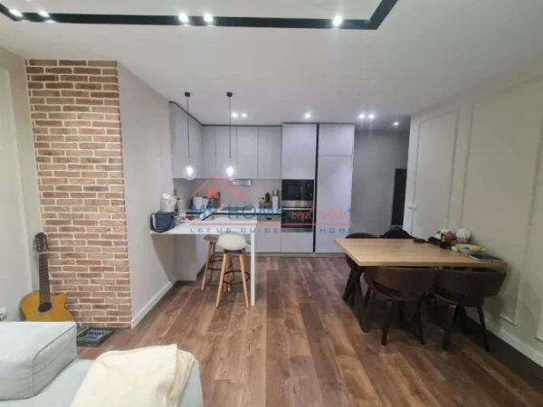 Tirane, jepet me qera apartament 1+1+Ballkon Kati 4, 60 m² 500 € (Misto Mame)