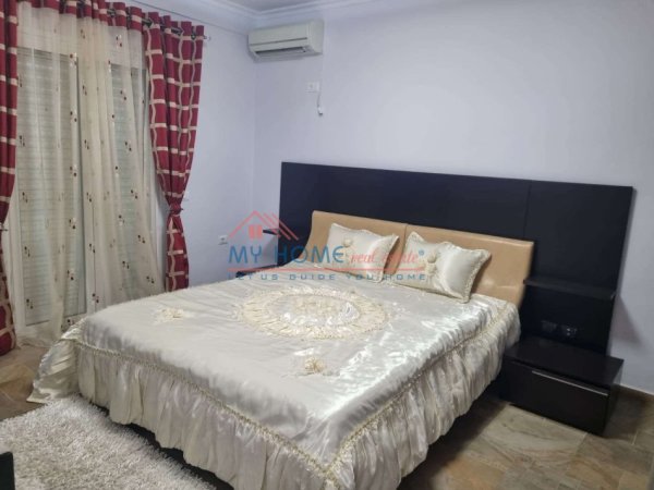 Tirane, jepet me qera apartament 1+1+Ballkon Kati 3, 85 m² 650 € (3 Vellezerit Kondi)