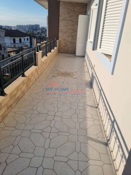 Tirane, jepet me qera apartament 1+1+Ballkon Kati 3, 85 m² 650 € (3 Vellezerit Kondi)