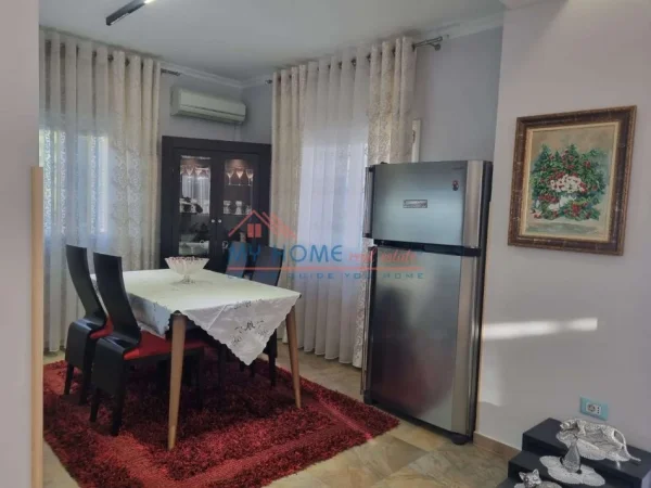 Tirane, jepet me qera apartament 1+1+Ballkon Kati 3, 85 m² 650 € (3 Vellezerit Kondi)