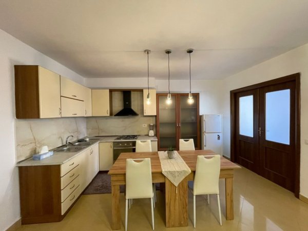 Tirane, jepet me qera apartament 2+1+Ballkon Kati 4, 83 m² 800 € (Bulevardi Zogu i Pare)