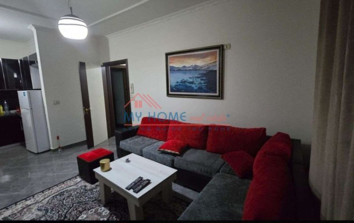 Tirane, jepet me qera apartament 1+1+Ballkon Kati 4, 65 m² 500 € (Rruga Peti)