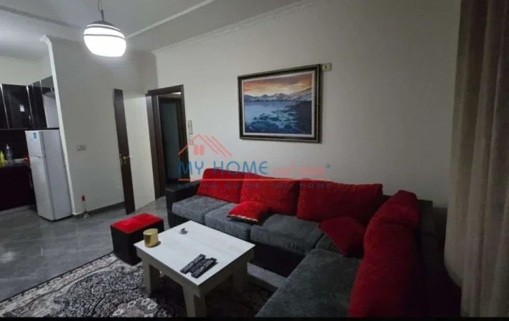 Tirane, jepet me qera apartament 1+1+Ballkon Kati 4, 65 m² 500 € (Rruga Peti)