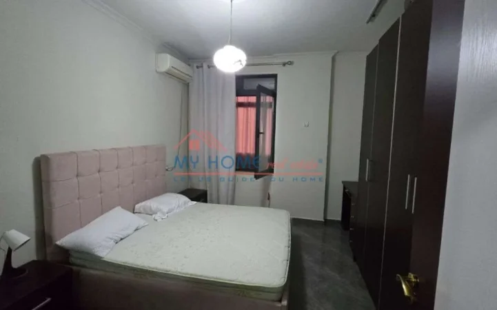 Tirane, jepet me qera apartament 1+1+Ballkon Kati 4, 65 m² 500 € (Rruga Peti)
