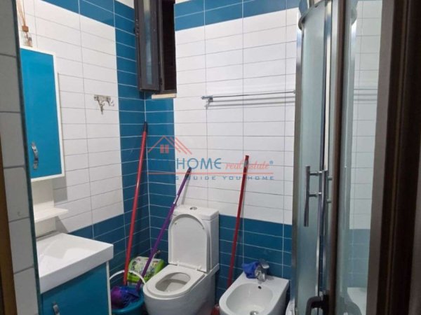 Tirane, jepet me qera apartament 1+1+Ballkon Kati 4, 65 m² 500 € (Rruga Peti)