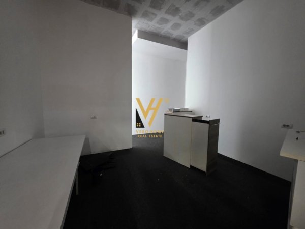 Tirane, jepet me qera magazine Kati 0, 300 m² 1.950 € (CASA ITALIA)