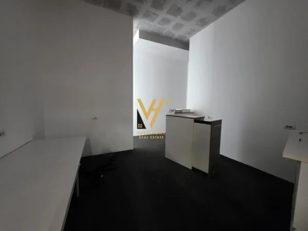 Tirane, jepet me qera magazine Kati 0, 300 m² 1.950 € (CASA ITALIA)