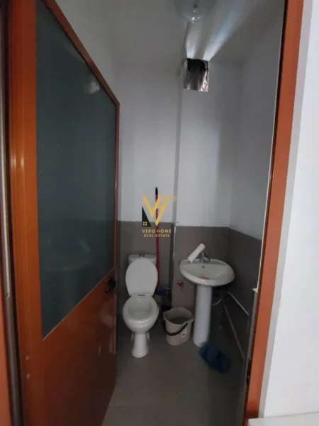 Tirane, jepet me qera zyre Kati 1, 125 m² 1.200 € (RRUGA DRITAN HOXHA)