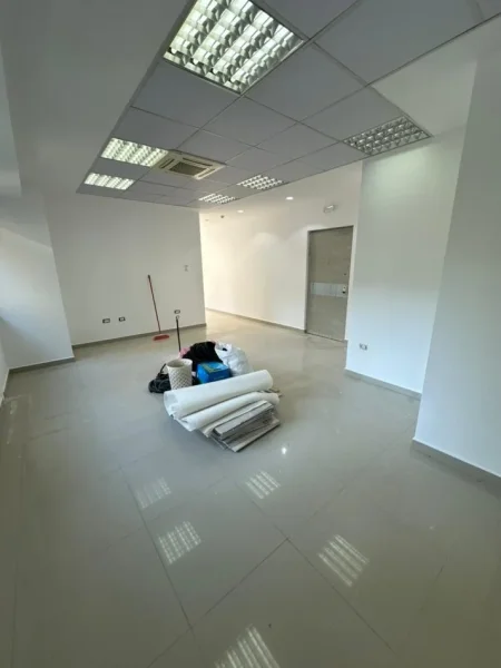 Tirane, jepet me qera zyre Kati 1, 166 m² 2.800 € (Ambasador 3)