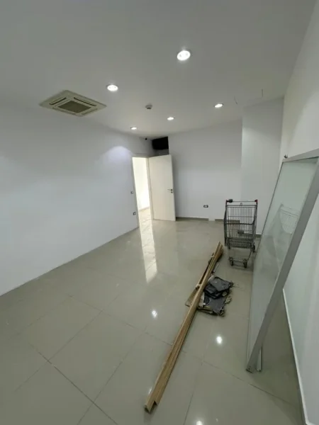 Tirane, jepet me qera zyre Kati 1, 166 m² 2.800 € (Ambasador 3)