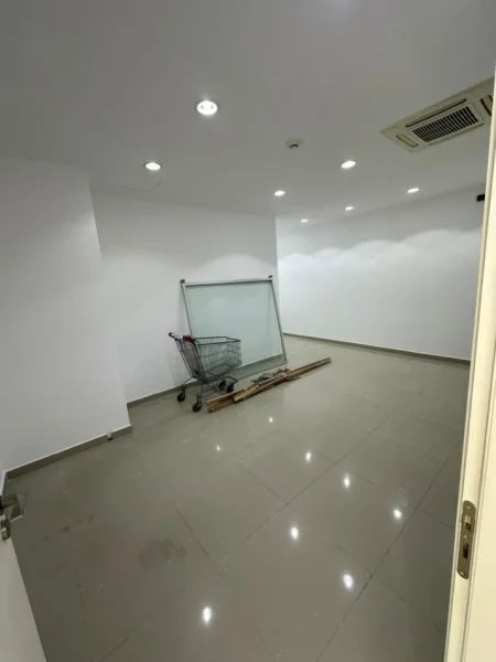 Tirane, jepet me qera zyre Kati 1, 166 m² 2.800 € (Ambasador 3)