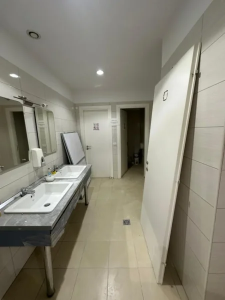 Tirane, jepet me qera zyre Kati 1, 166 m² 2.800 € (Ambasador 3)