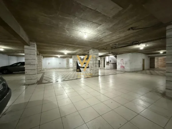 Tirane, jepet me qera garazh | post parkimi Kati -1, 1.500 m² 4.500 € (CASA ITALIA)