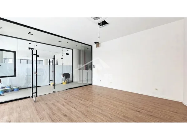 Tirane, jepet me qera zyre Kati 2, 44 m² 750 € (NE RRUGEN “MINE PEZA”)