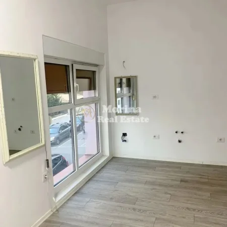 Tirane, jepet me qera ambjent biznesi Kati 2, 40 m² 250 € (Ali Demi, Mangalem)