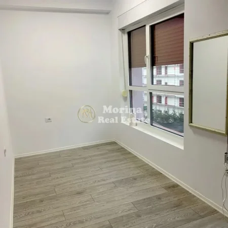 Tirane, jepet me qera ambjent biznesi Kati 2, 40 m² 250 € (Ali Demi, Mangalem)