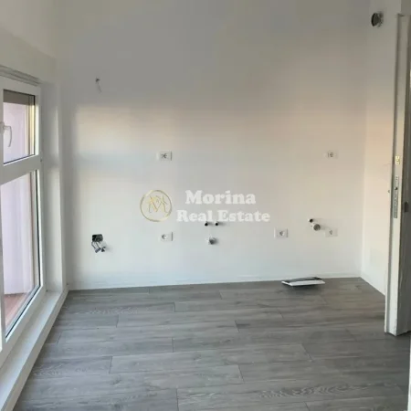 Tirane, jepet me qera ambjent biznesi Kati 2, 40 m² 250 € (Ali Demi, Mangalem)