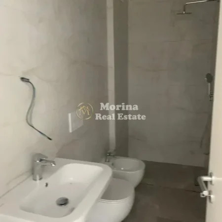 Tirane, jepet me qera ambjent biznesi Kati 2, 40 m² 250 € (Ali Demi, Mangalem)