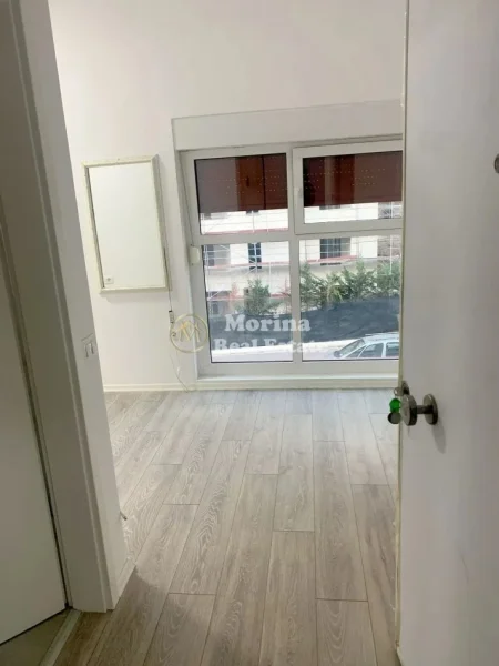 Tirane, jepet me qera ambjent biznesi Kati 2, 40 m² 250 € (Ali Demi, Mangalem)