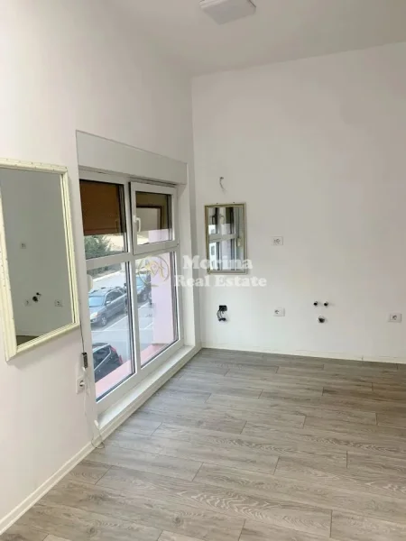 Tirane, jepet me qera ambjent biznesi Kati 2, 40 m² 250 € (Ali Demi, Mangalem)