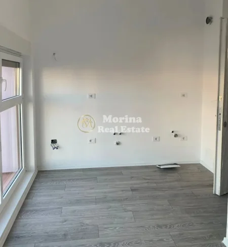 Tirane, jepet me qera ambjent biznesi Kati 2, 40 m² 250 € (Ali Demi, Mangalem)