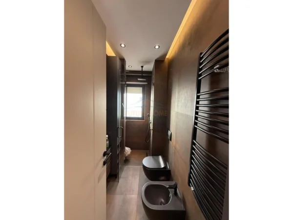 Tirane, jepet me qera apartament 2+1 Kati 8, 89 m² 1.700 € (RRUGA E DURRESIT)