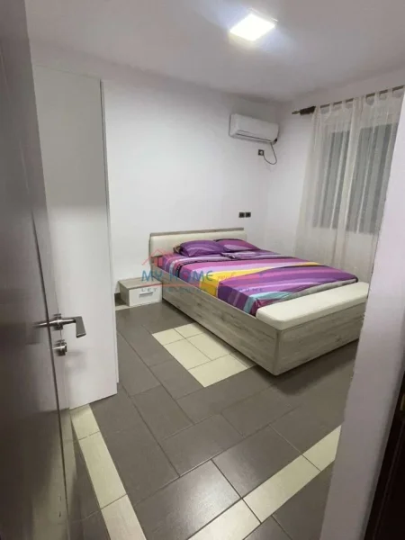 Tirane, jepet me qera apartament 1+1+Ballkon Kati 4, 50 m² 520 € (Rruga e Durresit)