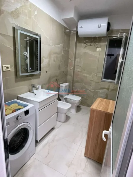 Tirane, jepet me qera apartament 1+1+Ballkon Kati 4, 50 m² 520 € (Rruga e Durresit)