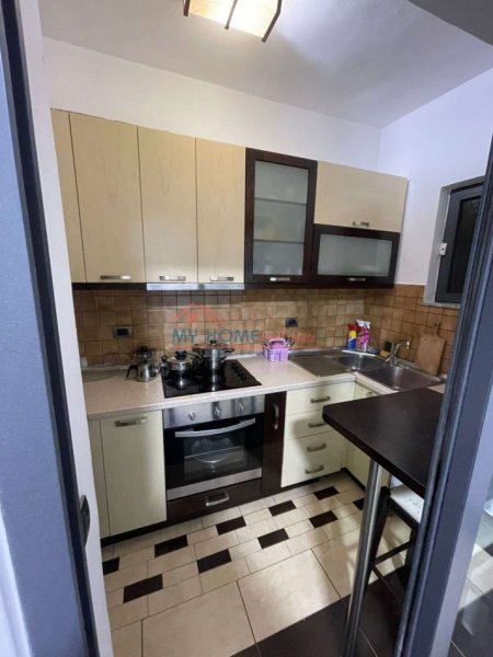 Tirane, jepet me qera apartament 1+1+Ballkon Kati 4, 50 m² 600 € (Rruga e Durresit)