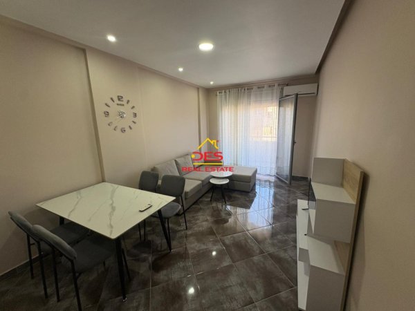 Vlore, jepet me qera apartament 1+1+Ballkon Kati 7, 70 m² 400 € (Rruga Sadik Zotaj)