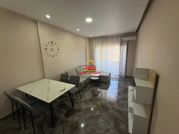 Vlore, jepet me qera apartament 1+1+Ballkon Kati 7, 70 m² 400 € (Rruga Sadik Zotaj)