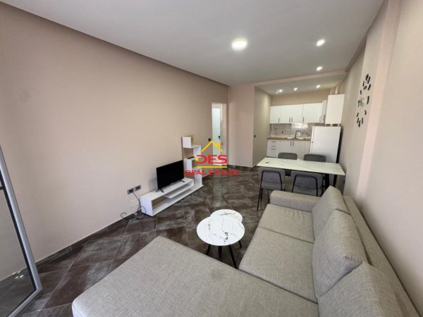 Vlore, jepet me qera apartament 1+1+Ballkon Kati 7, 70 m² 400 € (Rruga Sadik Zotaj)