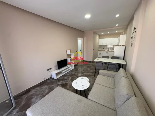 Vlore, jepet me qera apartament 1+1+Ballkon Kati 7, 70 m² 400 € (Rruga Sadik Zotaj)