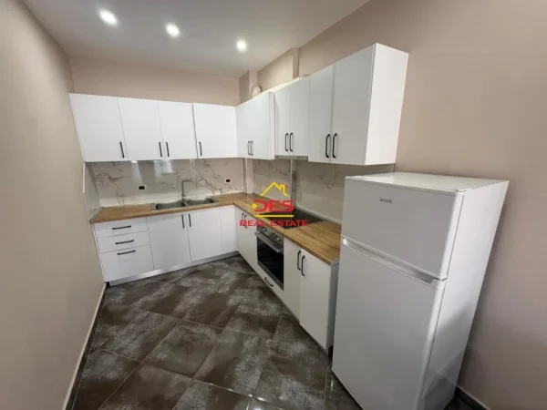 Vlore, jepet me qera apartament 1+1+Ballkon Kati 7, 70 m² 400 € (Rruga Sadik Zotaj)