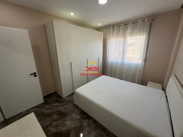 Vlore, jepet me qera apartament 1+1+Ballkon Kati 7, 70 m² 400 € (Rruga Sadik Zotaj)