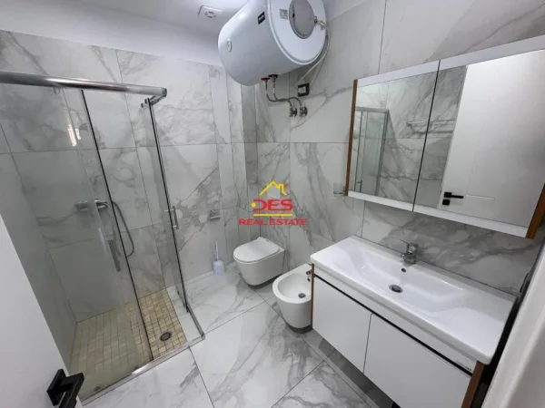 Vlore, jepet me qera apartament 1+1+Ballkon Kati 7, 70 m² 400 € (Rruga Sadik Zotaj)