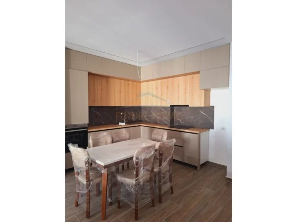 Tirane, jepet me qera apartament 2+1 Kati 7, 106 m² 650 € (KAMEZ)