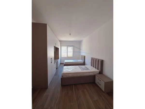 Tirane, jepet me qera apartament 2+1 Kati 7, 106 m² 650 € (KAMEZ)