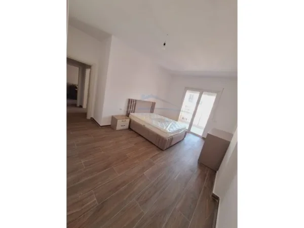 Tirane, jepet me qera apartament 2+1 Kati 7, 106 m² 650 € (KAMEZ)