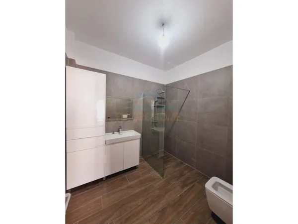 Tirane, jepet me qera apartament 2+1 Kati 7, 106 m² 650 € (KAMEZ)