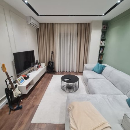 Tirane, jepet me qera apartament 1+1+Aneks+Ballkon Kati 4, 70 m² 450 € (Pallatet Cabej)