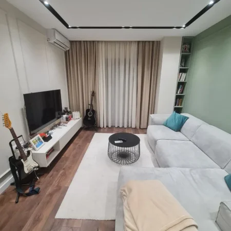 Tirane, jepet me qera apartament 1+1+Aneks+Ballkon Kati 4, 70 m² 450 € (Pallatet Cabej)