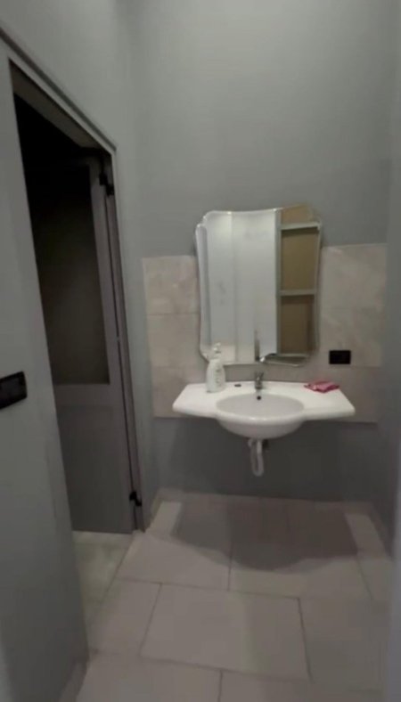 Tirane, jepet me qera dyqan Kati 0, 120 m² 500 € (rruga e dibres)