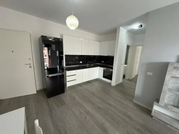 Tirane, jepet me qera apartament 2+1 Kati 6, 650 €