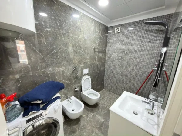 Tirane, jepet me qera apartament 2+1 Kati 6, 650 €