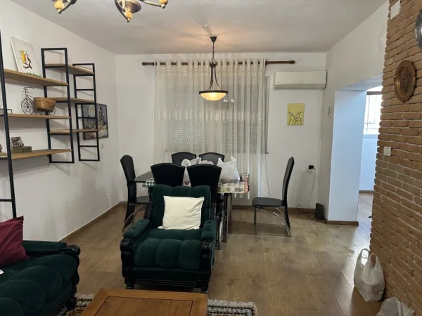 Tirane, jepet me qera apartament 1+1+Aneks Kati 0, 630 € (Hoxha Tasim)