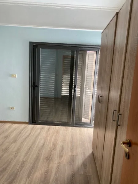 Tirane, jepet me qera ambjent biznesi Kati 1, 180 m² 1.000 € (RRUGA GRAMOZ PASHKO)